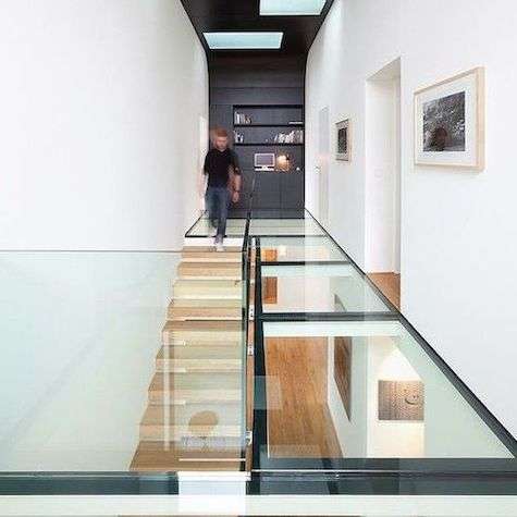 Plancher et escalier en verre>