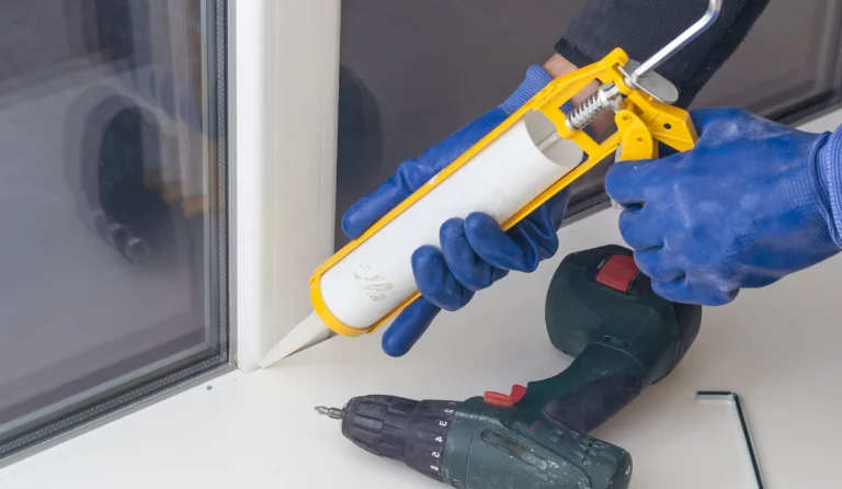 Application d'un joint au pistolet le long d'un cadre de fenêtre
