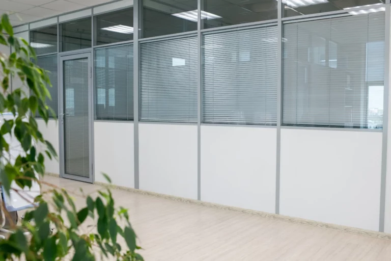 Hall de bureaux avec cloisons et portes vitrées