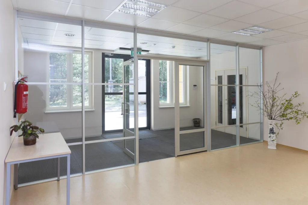 Bureaux séparés par des cloisons vitrées
