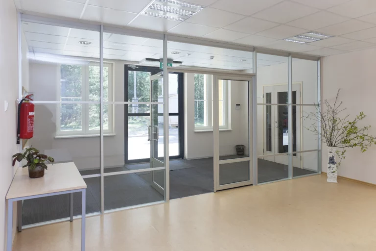 Bureaux séparés par des cloisons vitrées