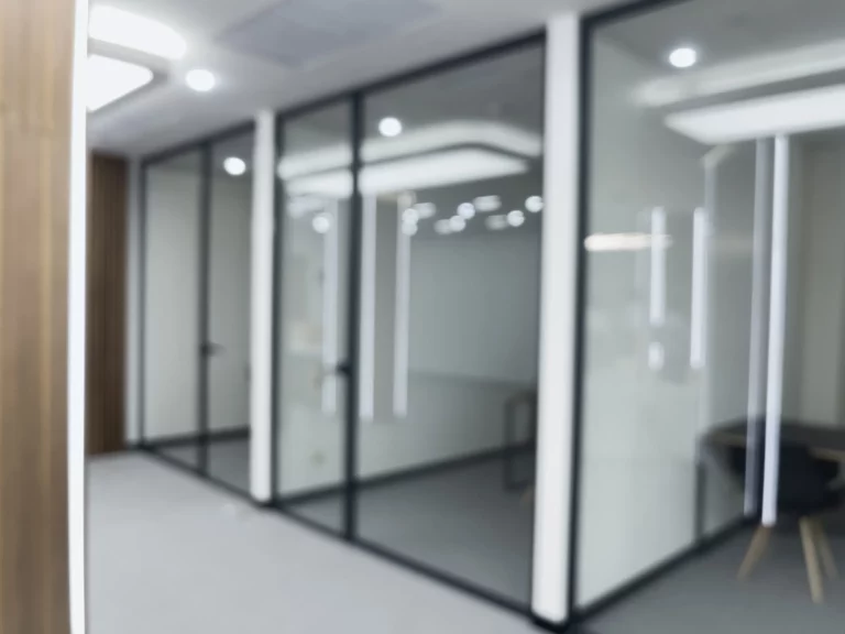 Salle de réunion fermée par des parois vitrées