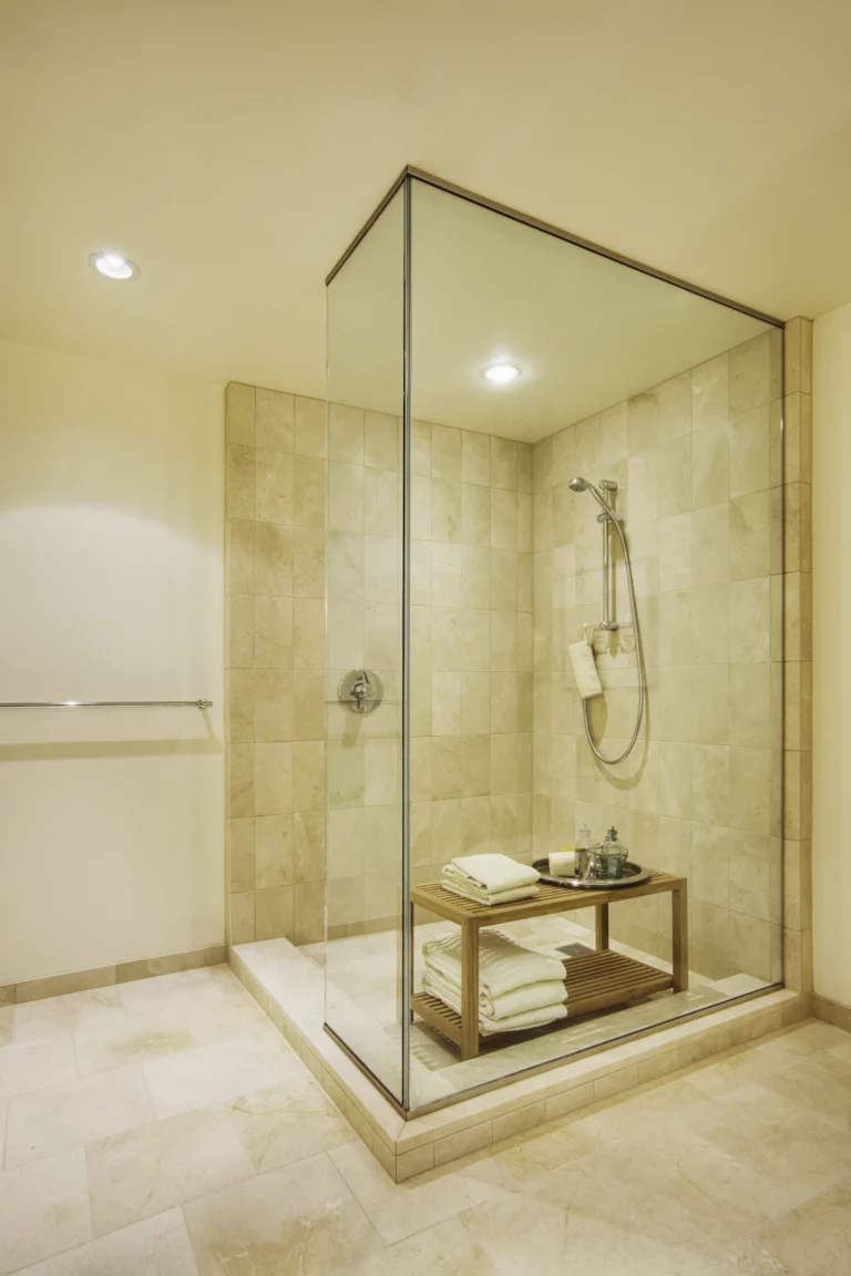 Cabine de douche en verre, carrelage beige