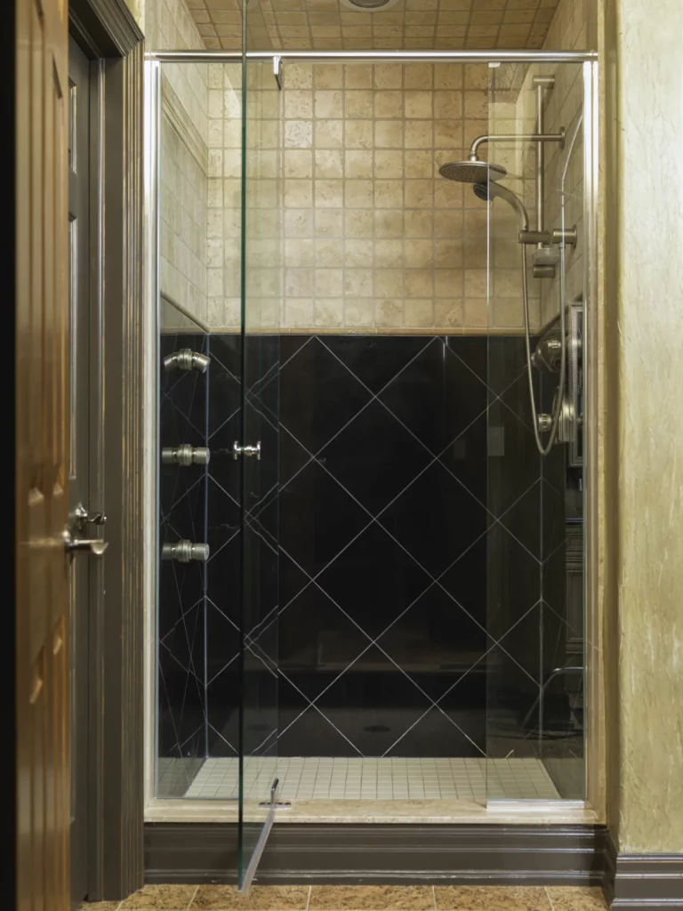 Porte de douche en verre, carrelage noir