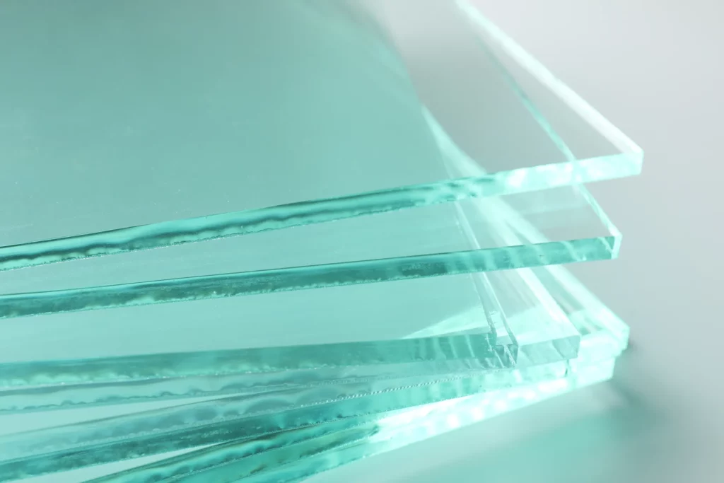 Plaques de verre épais, tranche verte visible