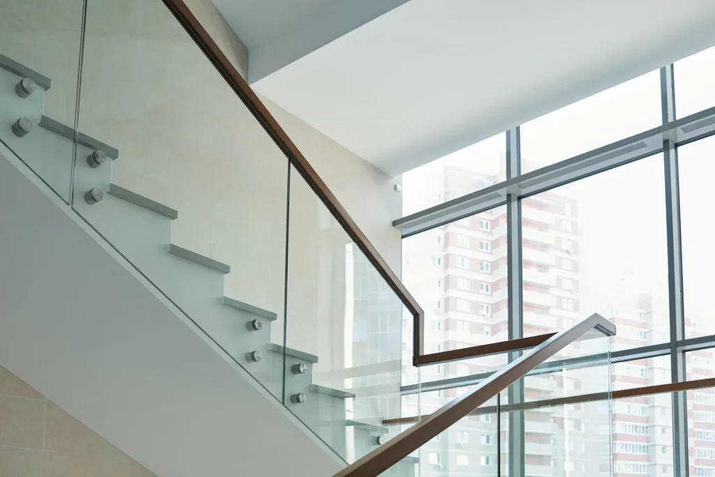 Escalier contemporain avec garde-corps en verre