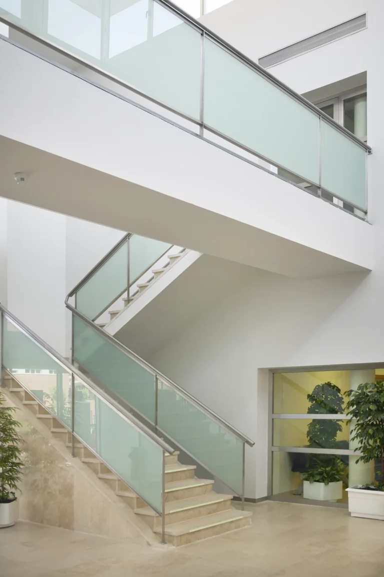Escalier avec garde-corps en verre