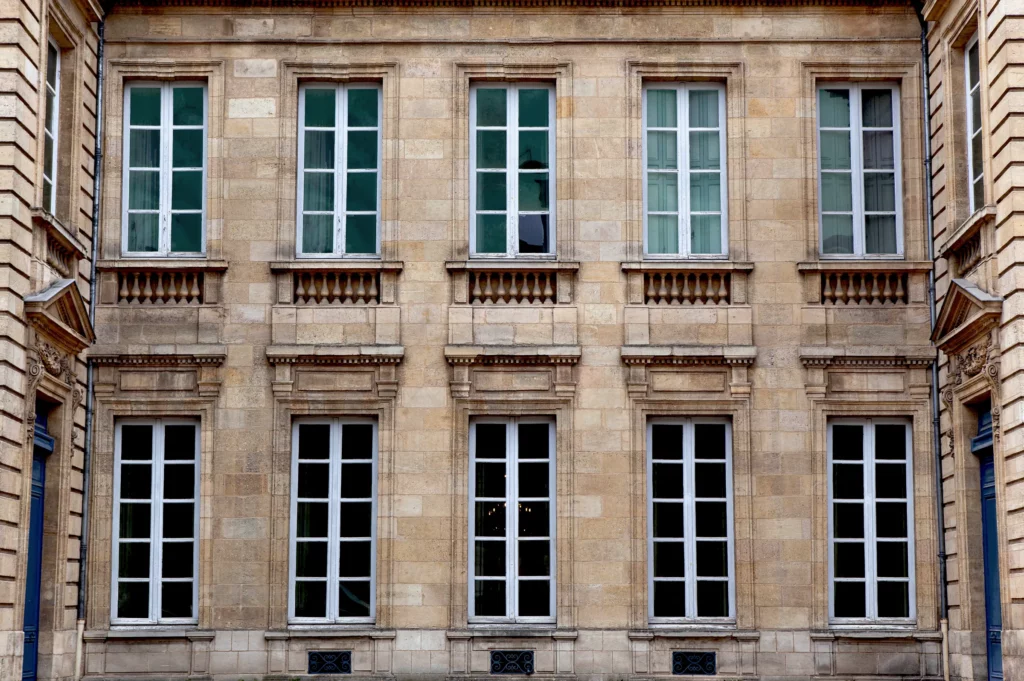 Façade d'immeuble aux fenêtres alignées