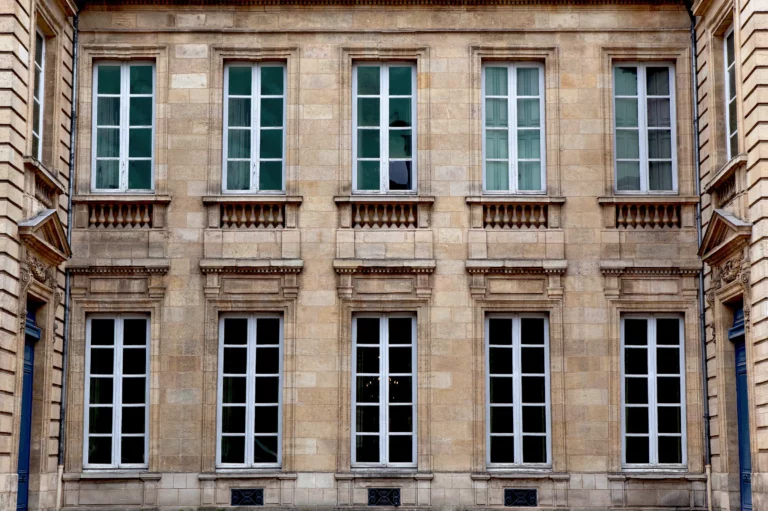Façade d'immeuble aux fenêtres alignées