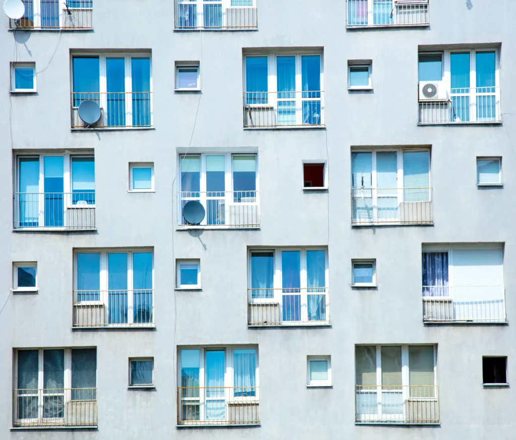 Façade d'immeuble à balcons