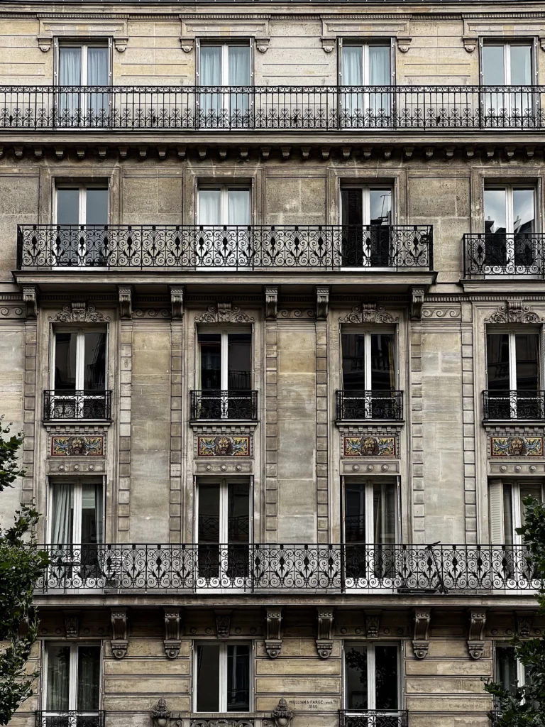 Immeuble parisien à balcons et volets