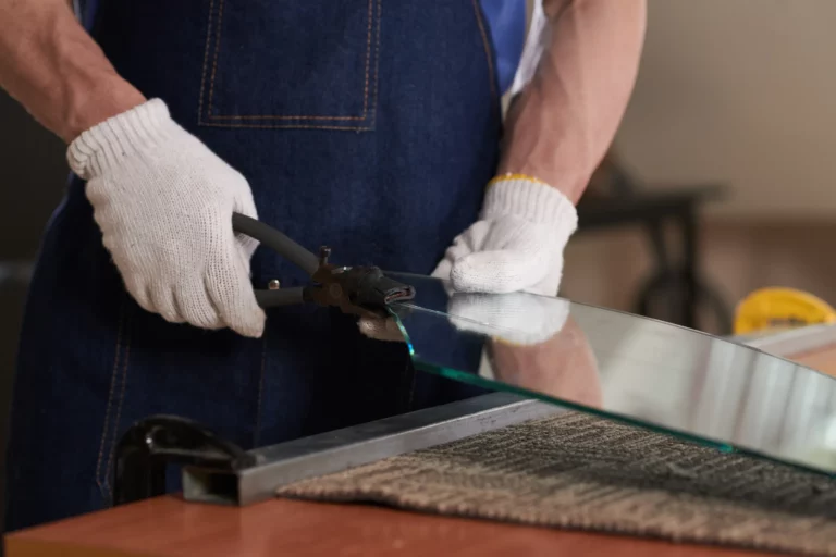 Façonnage d'un bord de verre en atelier