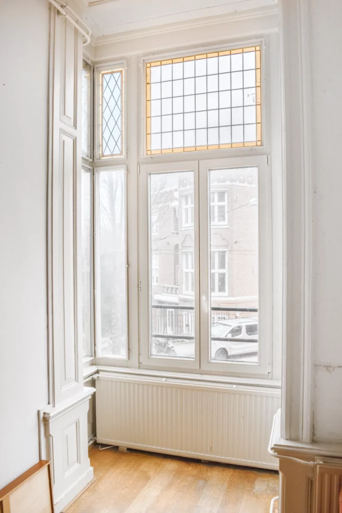 Fenêtre d'appartement donnant sur la rue