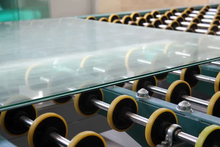 Feuille de verre sur une table à rouleaux
