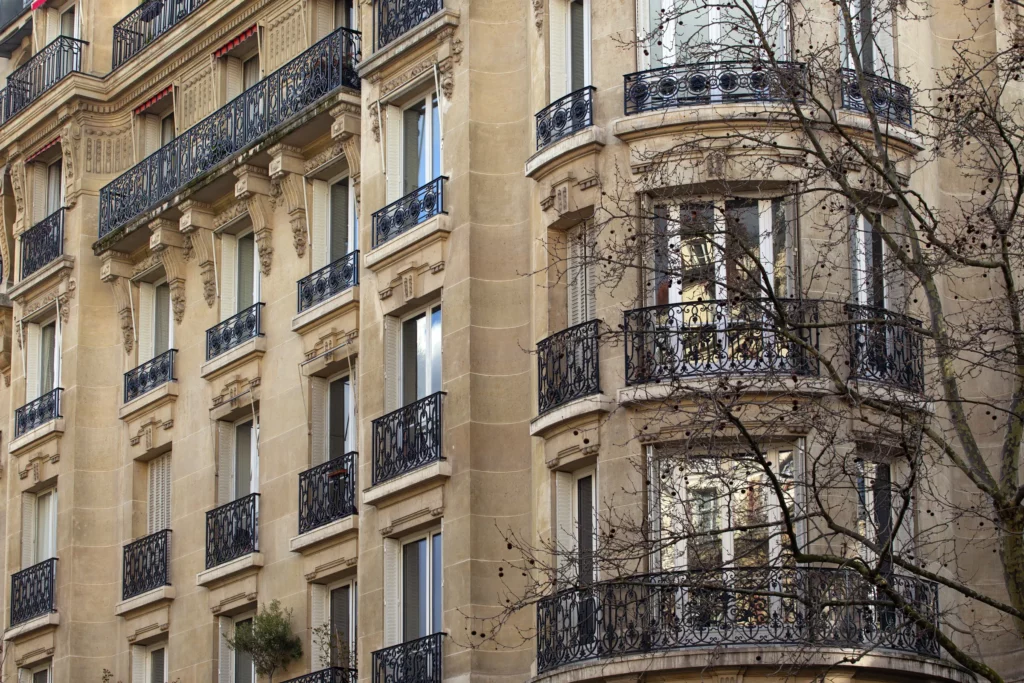 Immeubles en pierre de taille à balcons filants