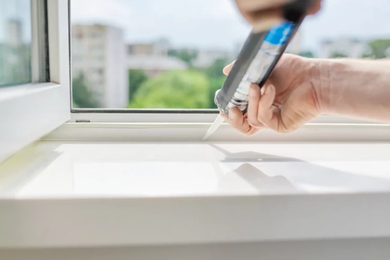 Reprise d'un joint de mastic sur l'appui d'une fenêtre