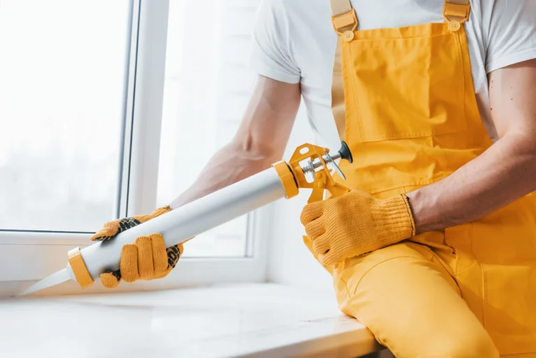 Pose d'un joint silicone sur le dormant d'une fenêtre
