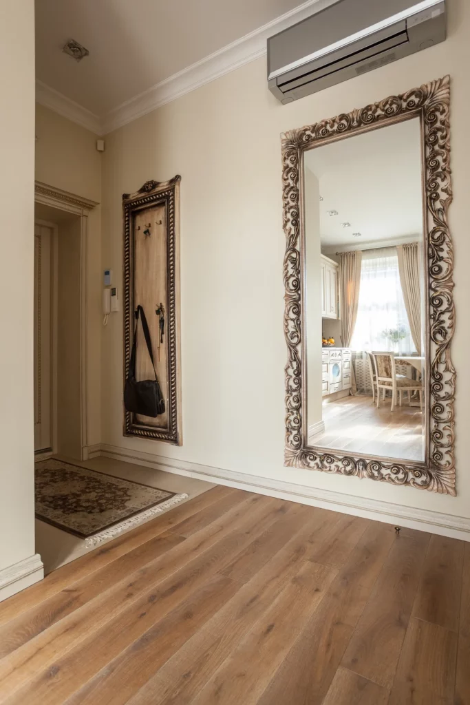 Grand miroir posé dans une entrée