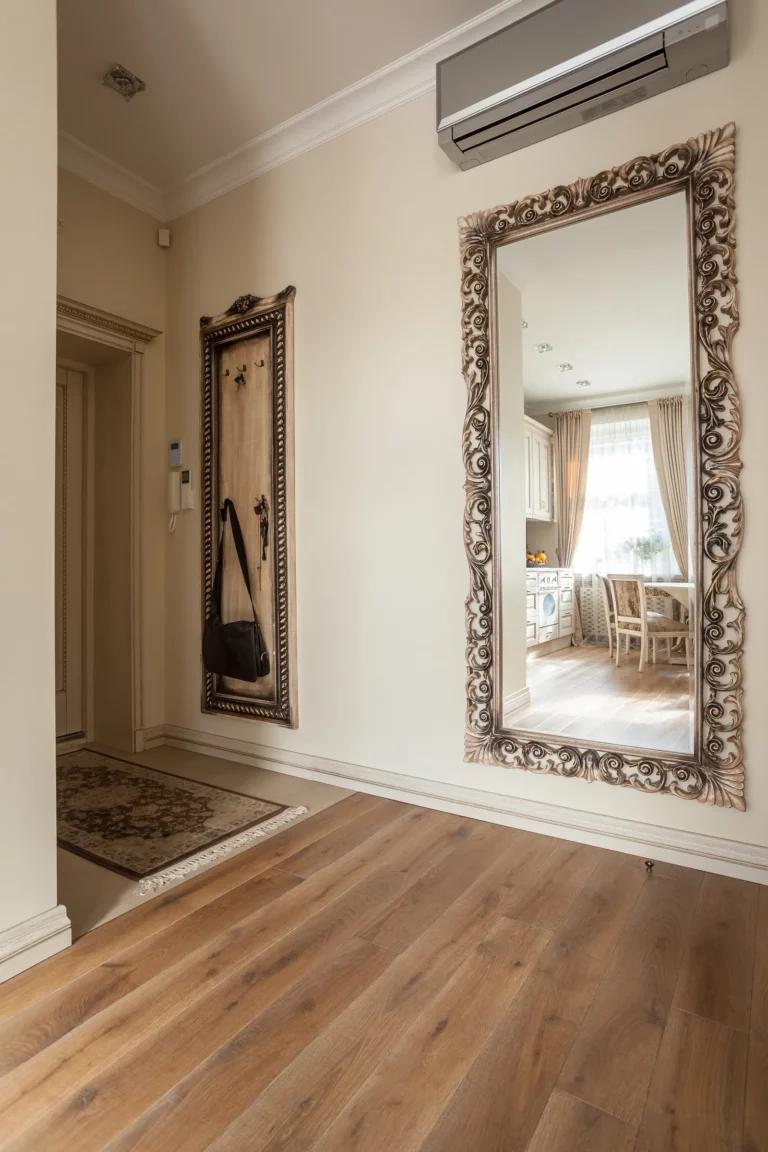 Grand miroir posé dans une entrée