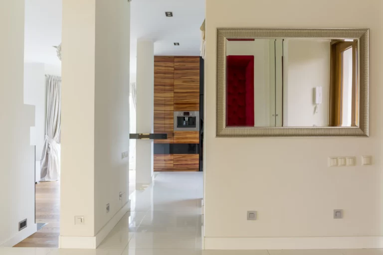 Miroir mural dans un intérieur en bois