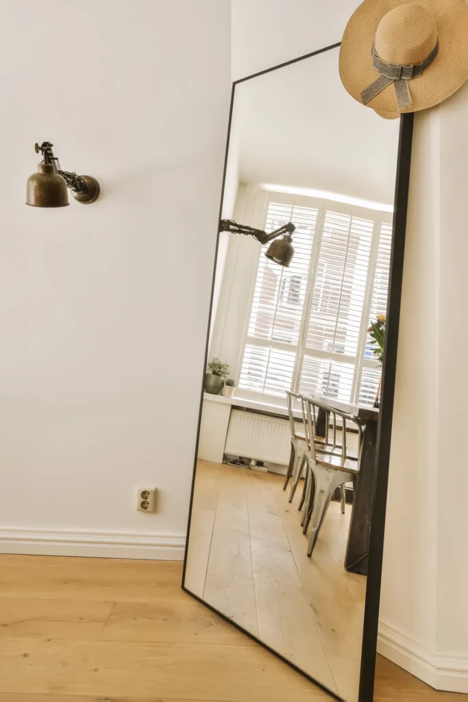 Grand miroir reflétant une salle à manger