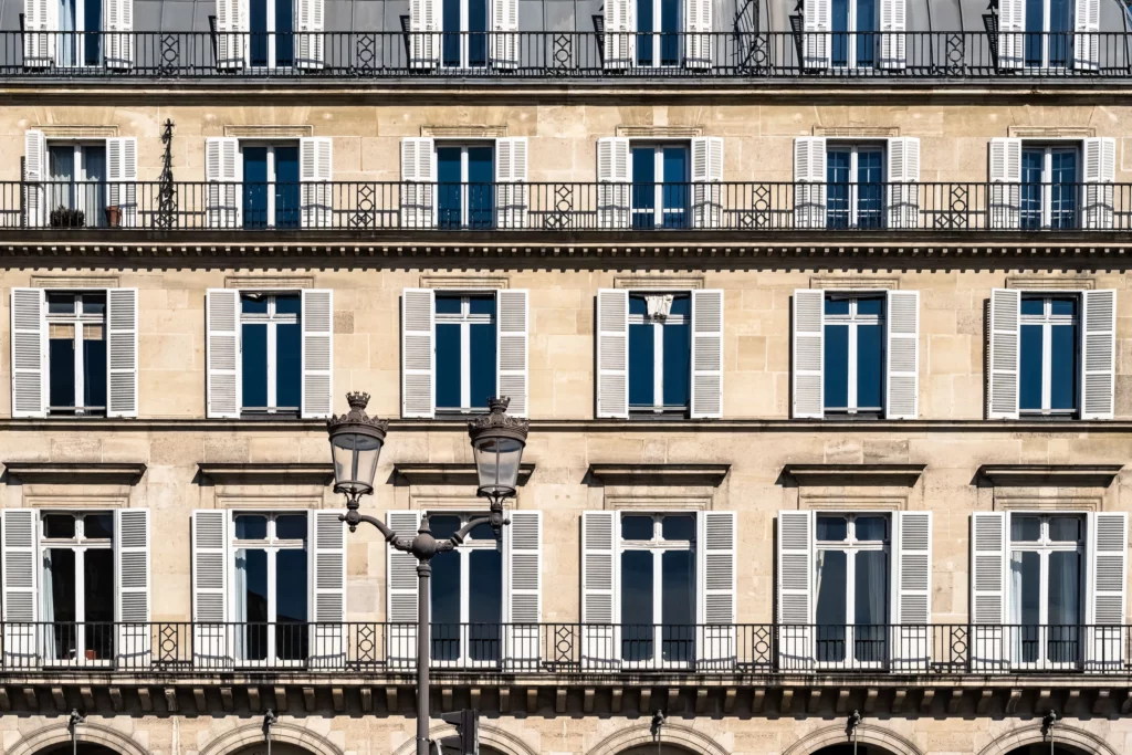 Façade à arcades de la rue de Rivoli à Paris