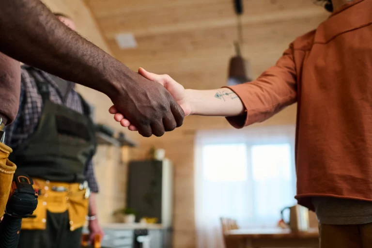 Poignée de main entre un artisan et son client