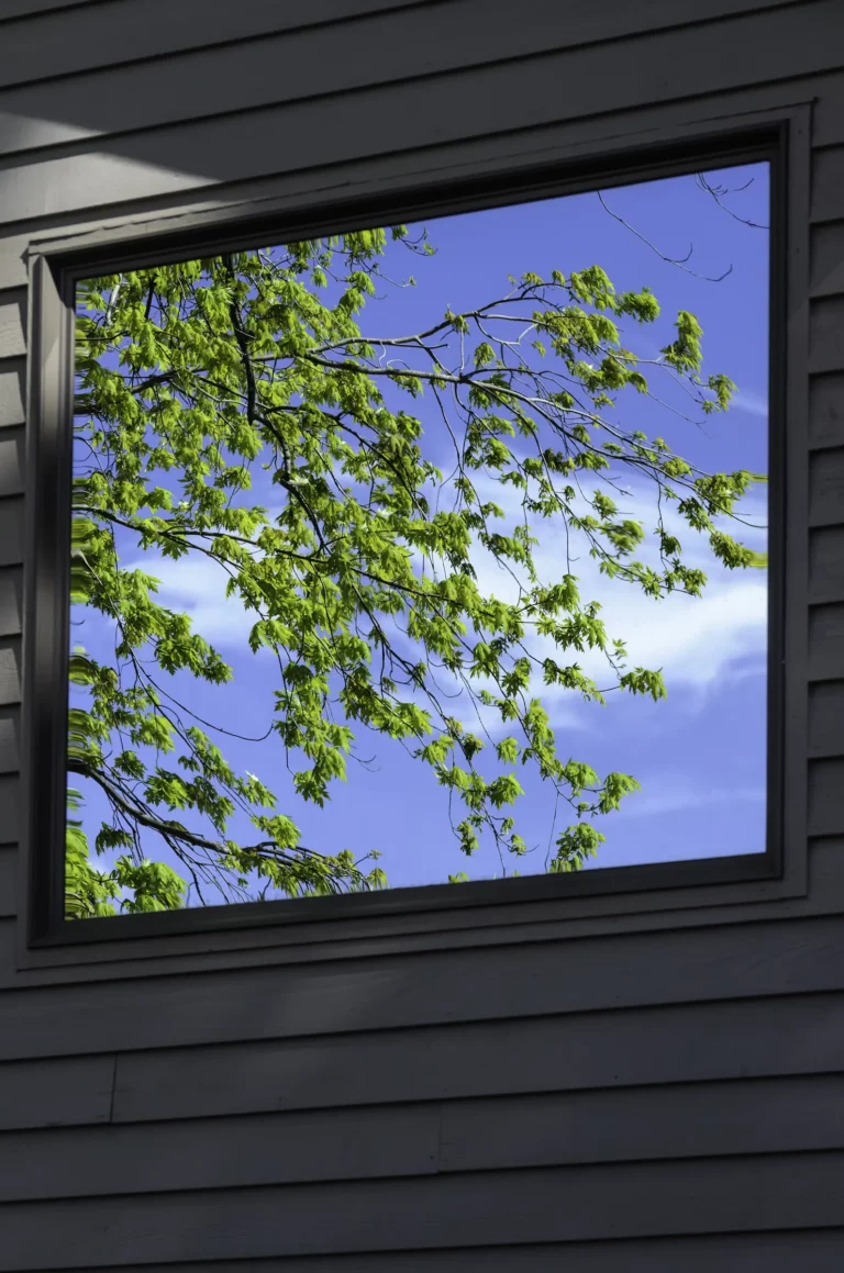 Reflet du ciel dans la fenêtre d'une maison