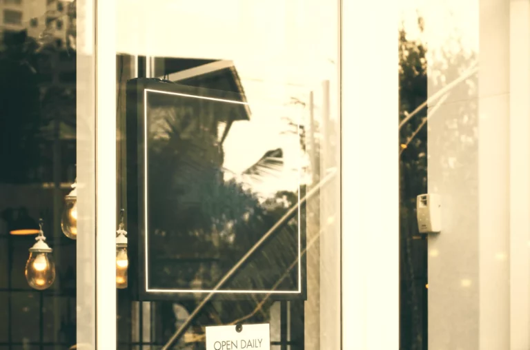 Porte vitrée de commerce et ses reflets