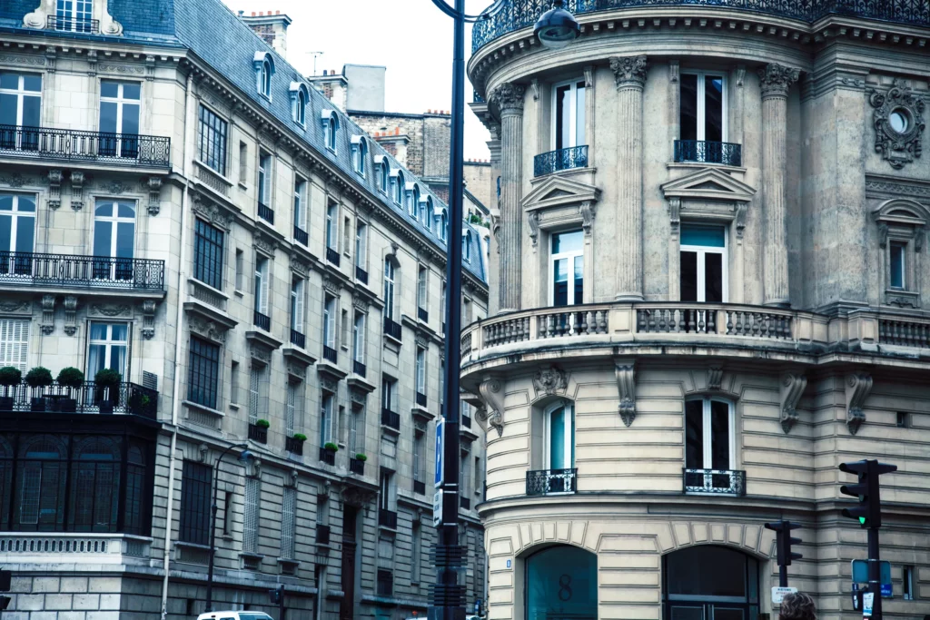 Immeubles haussmanniens à un carrefour parisien