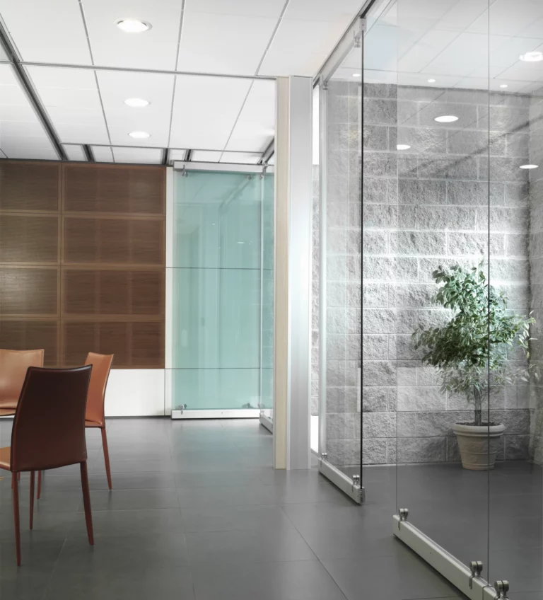 Cloisons vitrées autour d'une salle de réunion