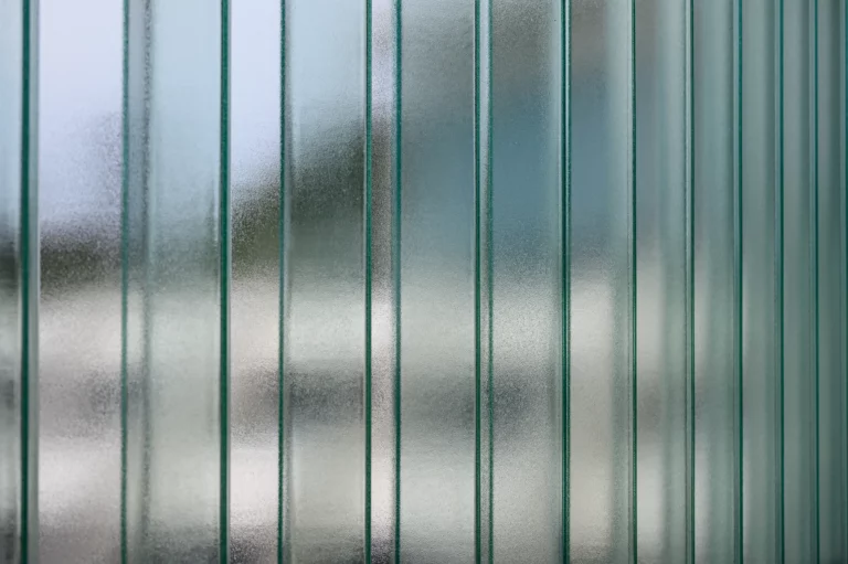 Verre cannelé, texture à rainures verticales