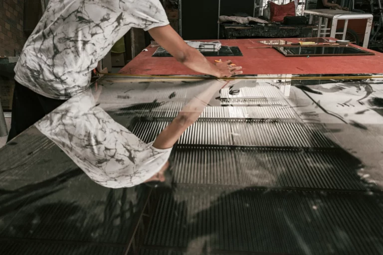 Façonnage d'un miroir sur l'établi