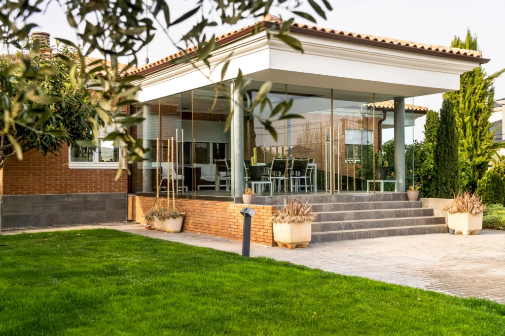 Véranda vitrée prolongeant une maison en brique