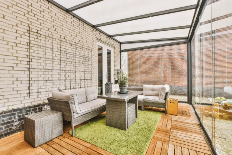 Véranda vitrée avec salon de jardin