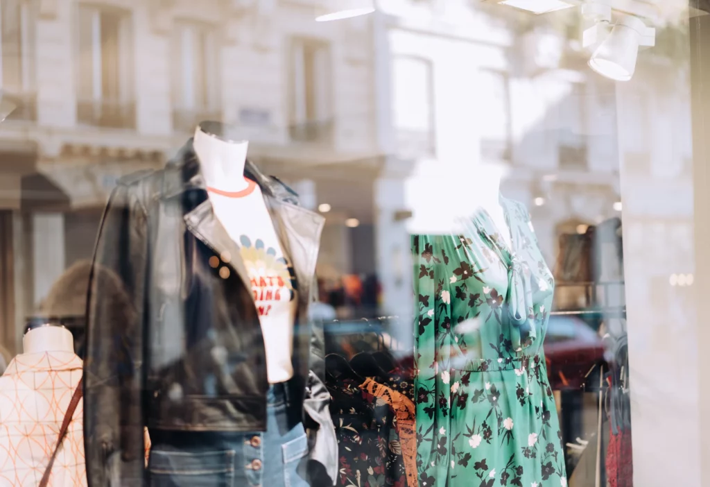 Vitrine de commerce à Paris
