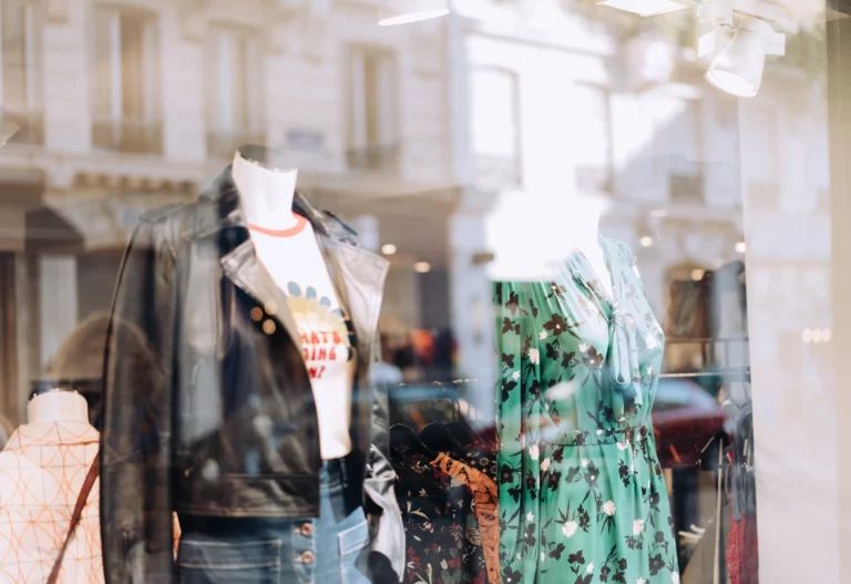 Vitrine de commerce à Paris